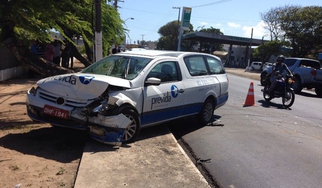 Carro de funerária se envolve em acidente e homem fica preso às ferragens