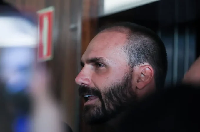 STF forma maioria para tornar Eduardo Bolsonaro réu por coação