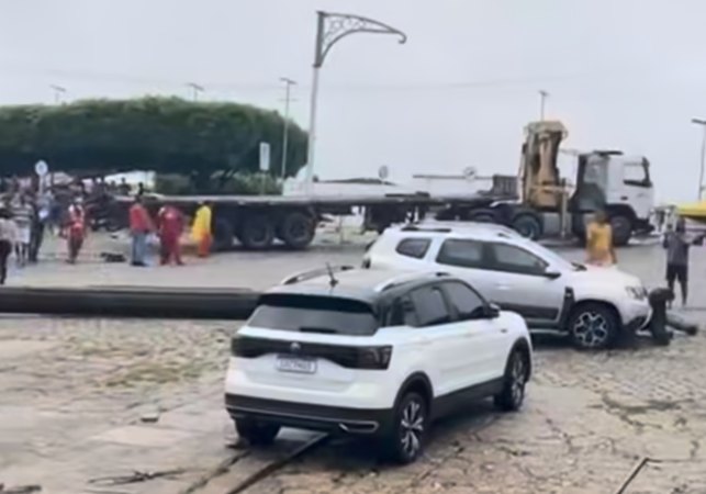 Estrutura metálica cai de caminhão e assusta moradores no Porto da Balsas