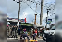 Mulher morre após passar mal, cair de calçada e ser atropelada por ônibus, em Maceió