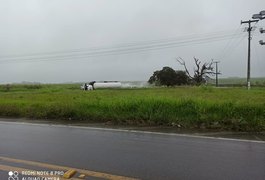 Caminhão-tanque com carga de oxigênio líquido tomba em Satuba; há risco de asfixia e queimadura por contato
