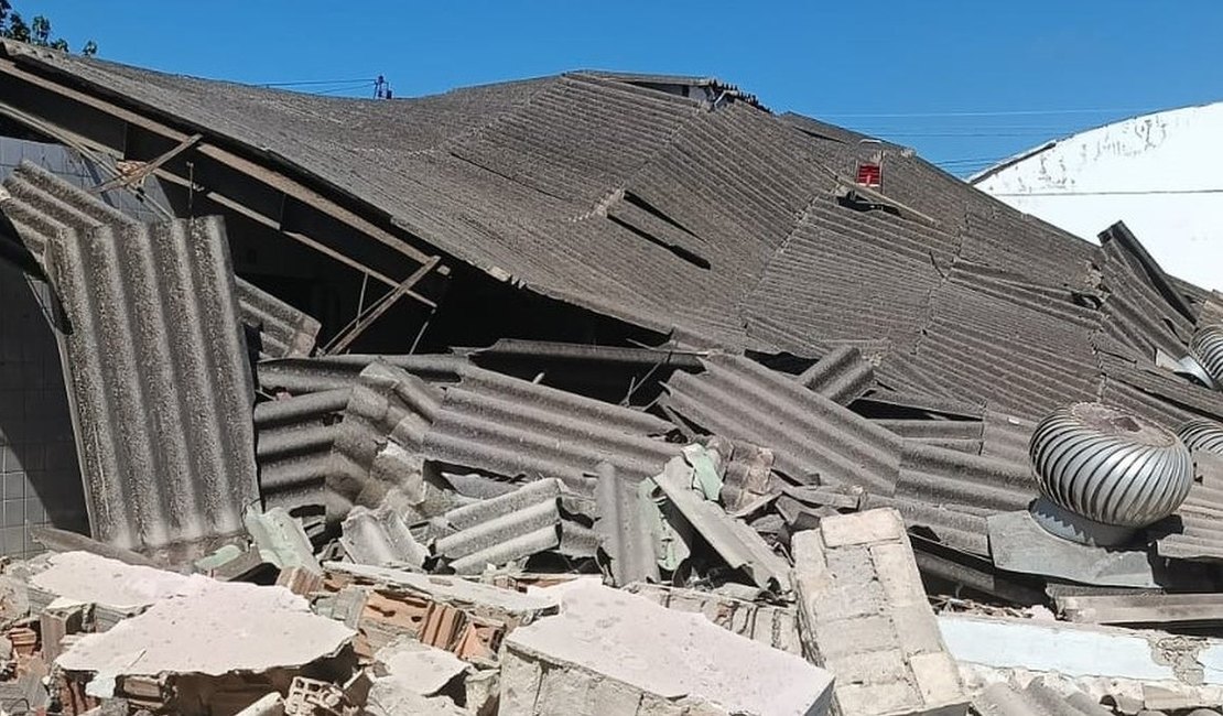 Em meio à reforma e prestes a ser demolido, teto do Mercado de Jaraguá desaba