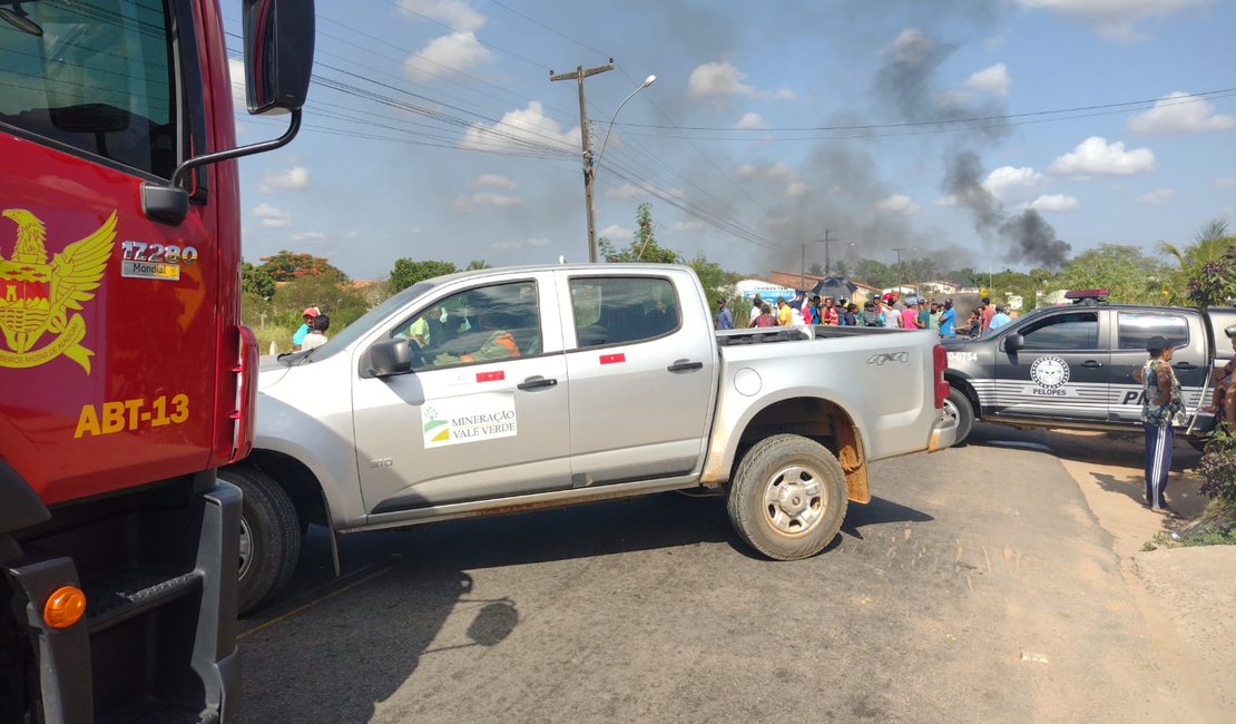 VÍDEO: Moradores bloqueiam rodovia em protesto contra a Mineração Vale Verde em Craíbas