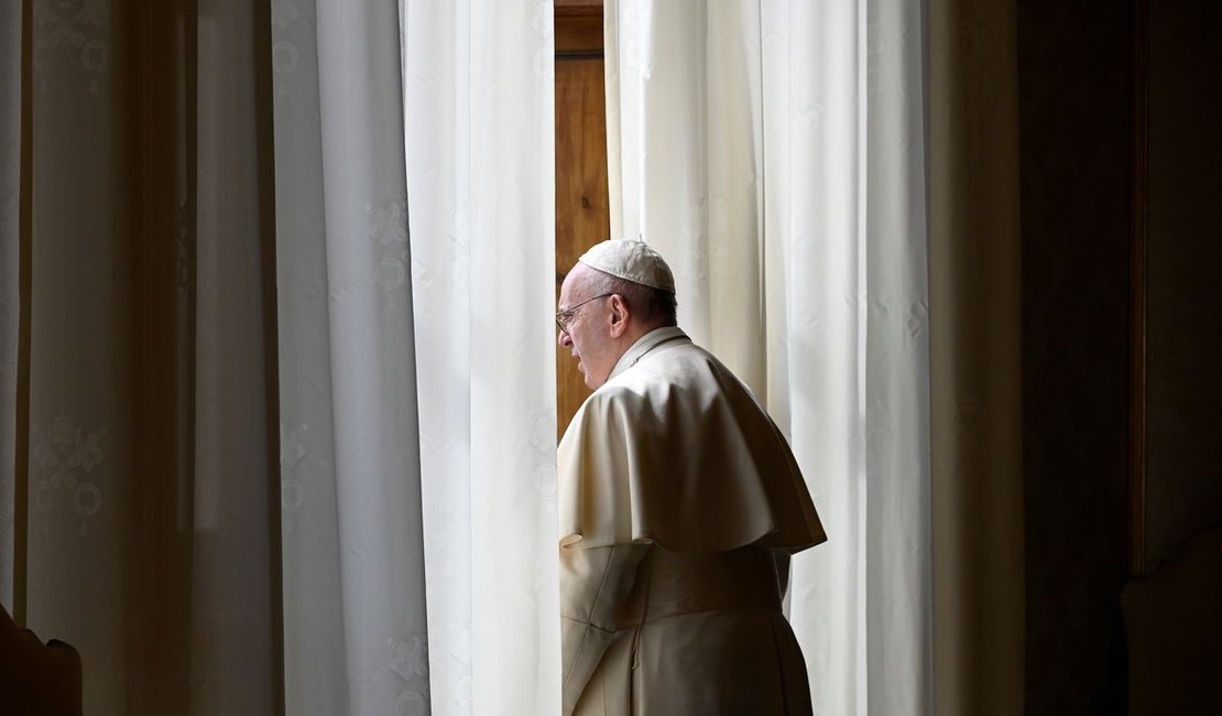 Após passar por cirurgia, Papa está caminhando e se alimentando, diz Vaticano