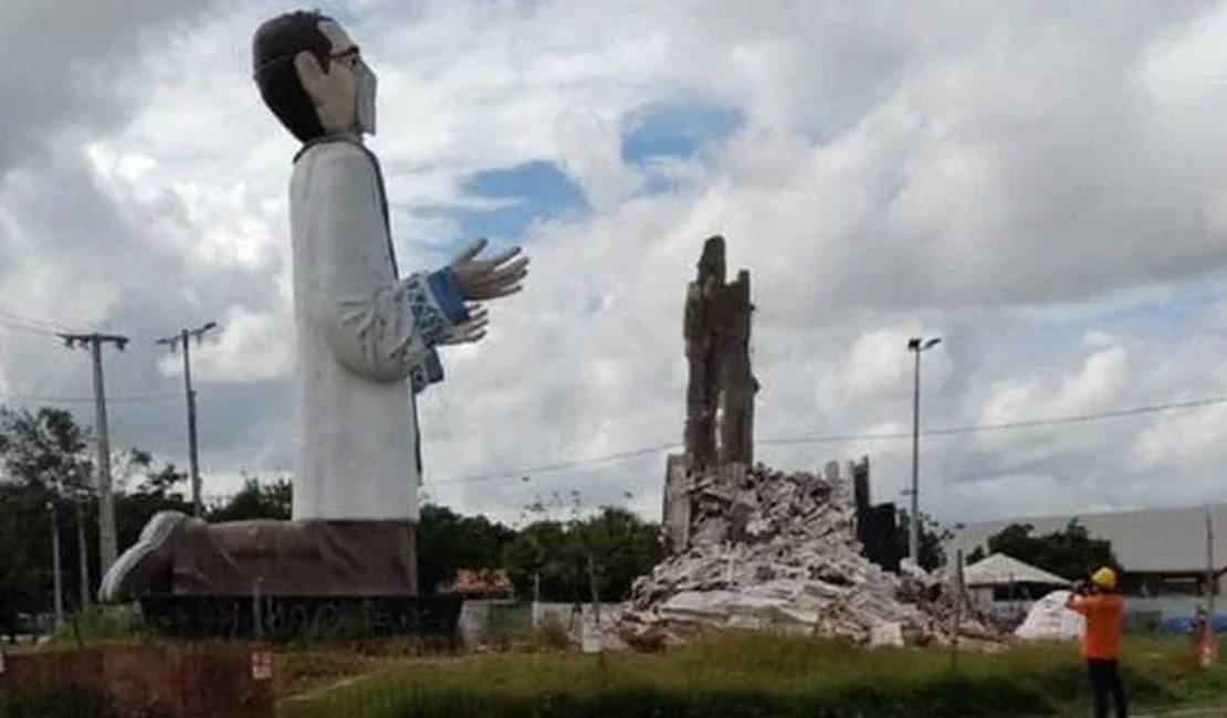 Vídeo. Estátua de Padre Cícero desmorona em cidade do Nordeste