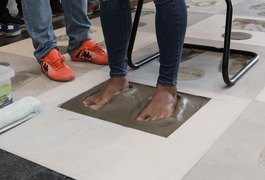 Roberto Firmino recebe homenagem e deixa pisada no hall da fama do estádio ReiPelé