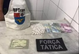 Jovem é presa com 250 pedras de crack no Ouro Preto, em Maceió