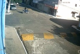 VÍDEO: Condutor em moto desgovernada invade mercadinho de Feira Grande