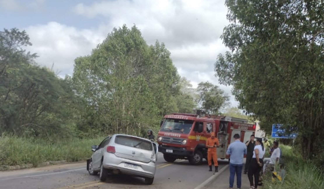 Colisão entre carros deixa feridos em rodovia alagoana