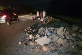 Motociclista sofre queda de moto em trecho em obras e fica desacordado em Arapiraca