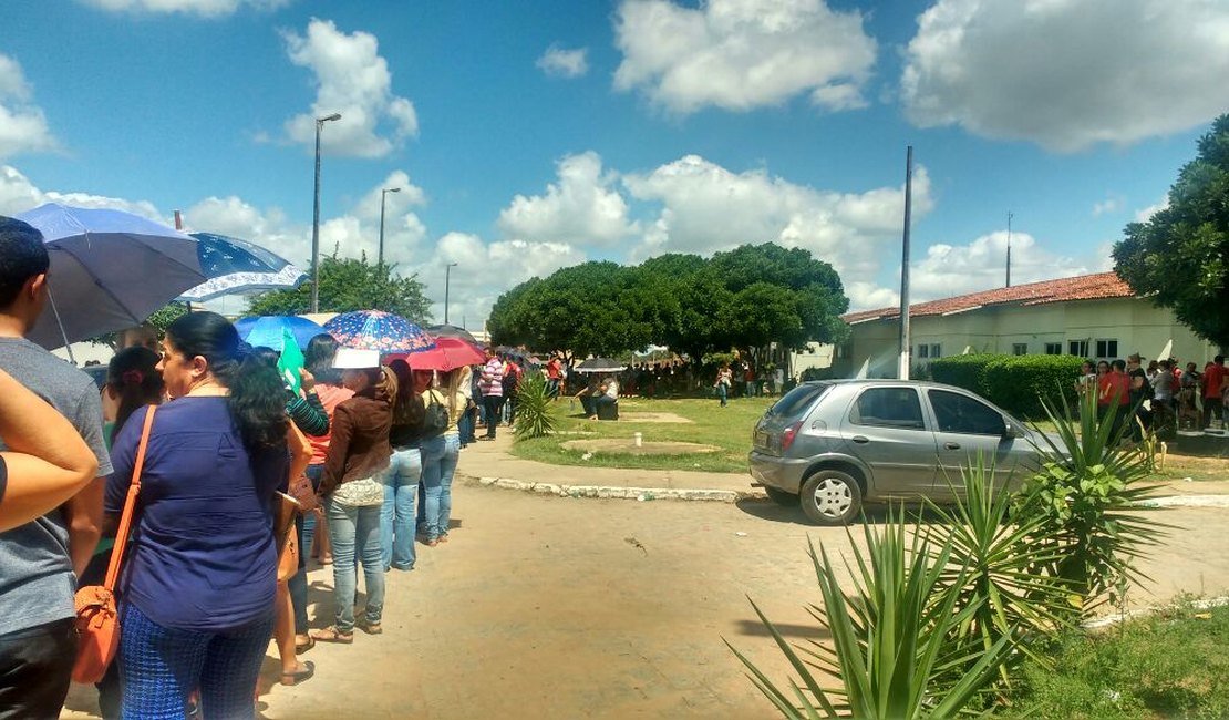 Centenas de pessoas lotam o Hospital de Emergência do Agreste no último dia de inscrições para o PSS