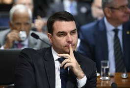 Flávio Bolsonaro diz que prisão domiciliar de Jair Bolsonaro é vingança de Moraes por sanções dos EUA