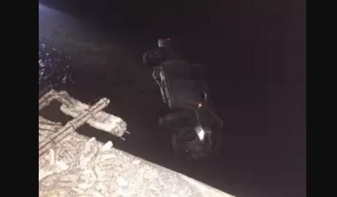 Condutor perde o controle da direção e carro cai no Mirante da Sereia