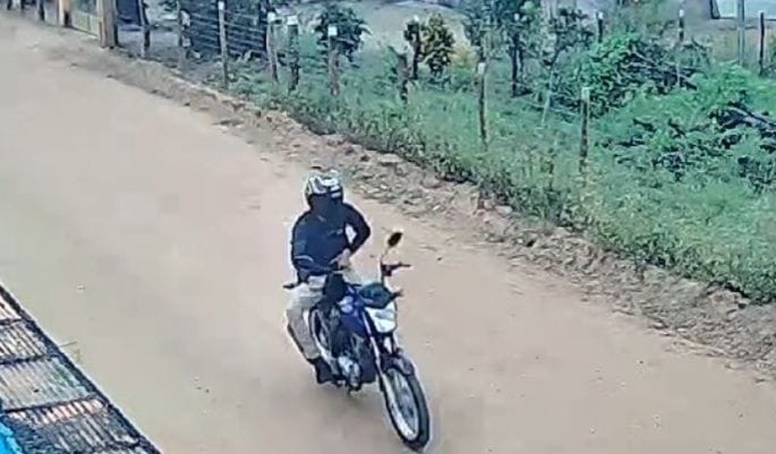 Vídeo flagra motociclista que matou mecânico fugindo na zona rural de Arapiraca