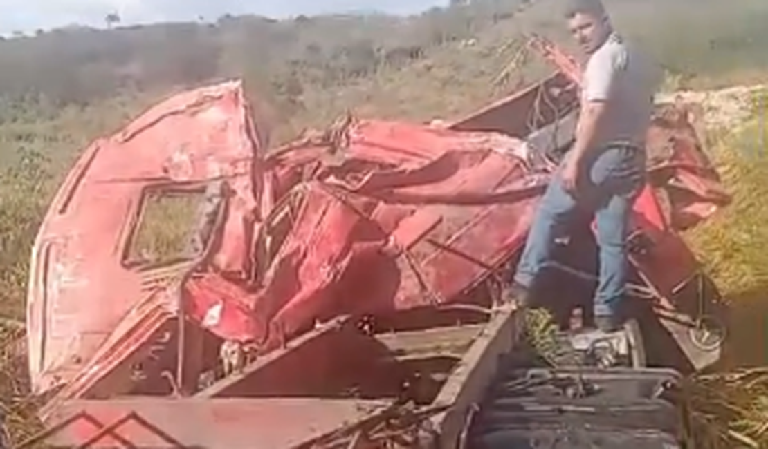 Motorista morre após caminhão com carga de laranjas cair em ribanceira na BR-101, em Junqueiro