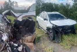 Cinco jovens morrem após dois carros baterem de frente no interior da Bahia