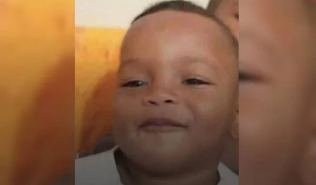 Sergipe: Menino de 2 anos morre ao escorregar de brinquedo e ficar com o pescoço preso no vidro de carro