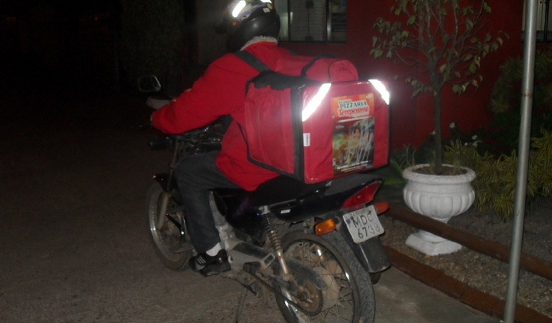 Entregador de pizza fica a pé após assalto durante entrega em Arapiraca