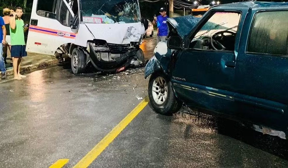 Acidente entre van e caminhonete deixa seis feridos em Rio Largo, AL