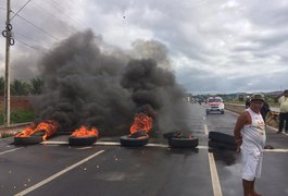 Manifestação: arapiraquenses bloqueiam AL-110 após atropelamento de quatro pessoas
