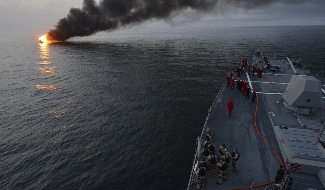 EUA bombardeiam alvos no Irã após ataques a navios no Estreito de Ormuz