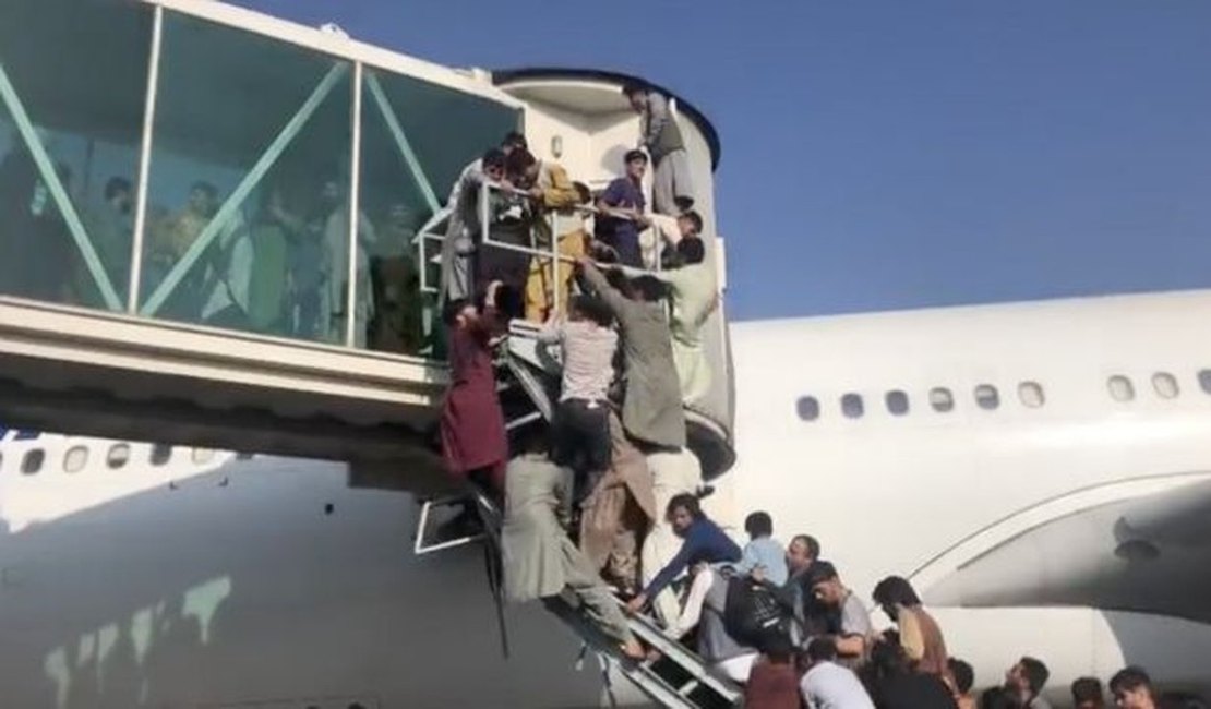 Afeganistão: Imagens mostram caos e desespero em aeroporto após Talibã tomar governo do país