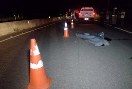 Morte é registrada em acidente com dois carros e motociclista na contramão em Arapiraca