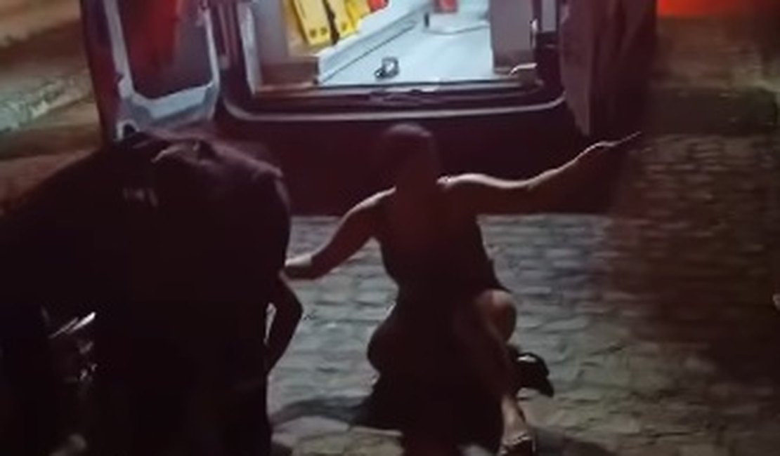 Jovem sofre lesão no joelho após escorregar em sacola com fezes no Recife