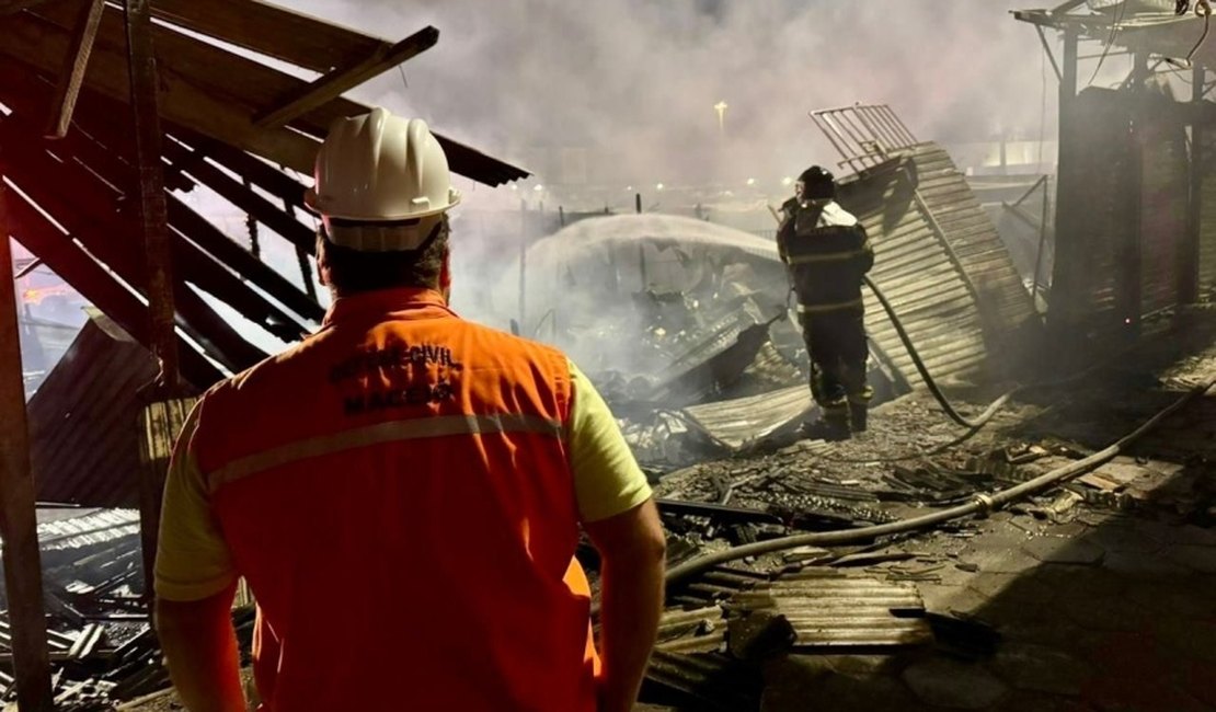 Ás vésperas do natal, incêndio no Mercado da Produção destrói sustento de comerciantes de Maceió