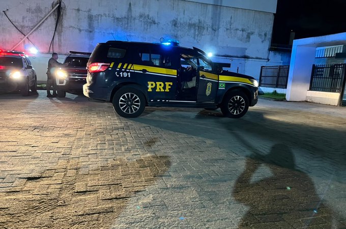 PRF prende condutor com carro clonado na Avenida Durval de Góes Monteiro, em Maceió