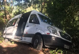 Van com integrantes da banda 'Os Barões da Pisadinha' se envolve em acidente no Espírito Santo