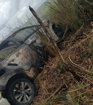 Colisão deixa um ferido e carro em chamas no município de União dos Palmares