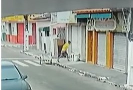 Vídeo. Câmera flagra homem furtando saco de feijão de ambulante, em Arapiraca