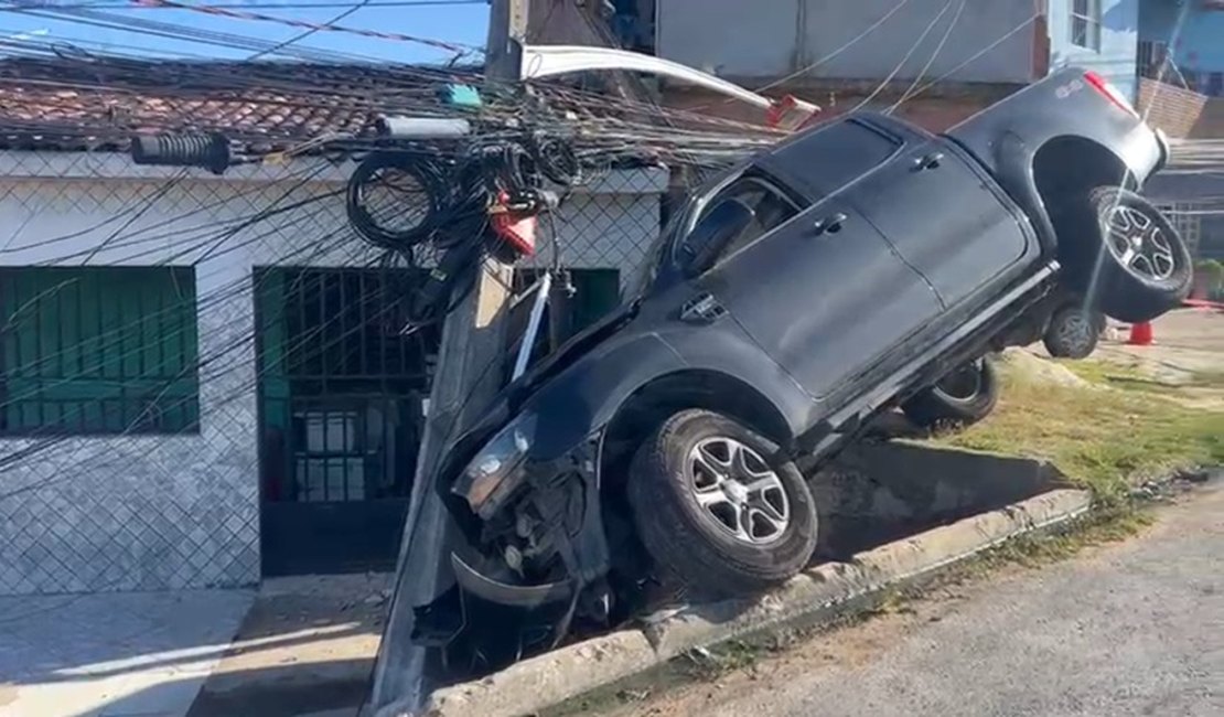 Motorista cochila e caminhonete colide contra poste em Marechal Deodoro