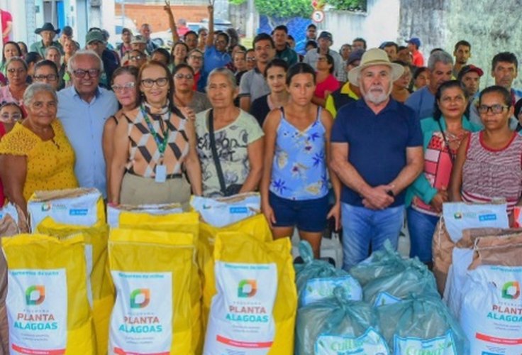 Prefeito Zé Pacheco entrega sementes para agricultores de São Sebastião