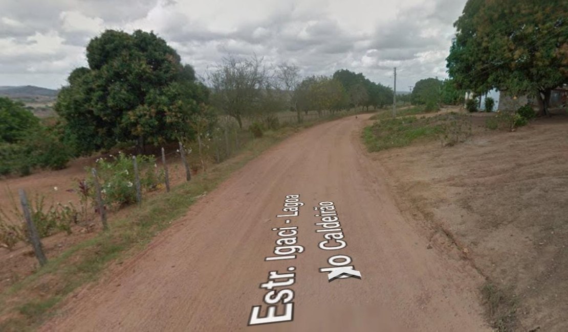 Duas pessoas ficam feridas após colisão de carro contra árvore no Agreste de Alagoas