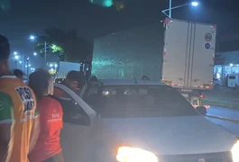 Menino é atropelado por carro de passeio ao atravessar estrada em Murici