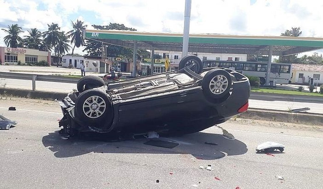 Motorista fica ferido após capotar com carro na AL-101 Sul, na Barra de São Miguel