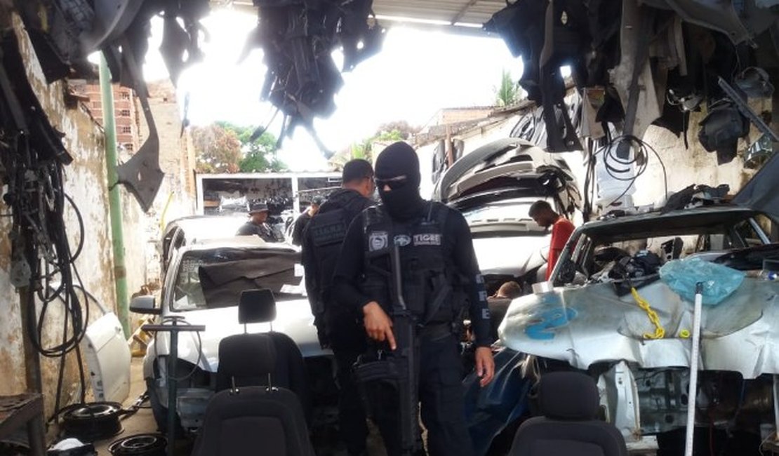 Operação policial caça suspeitos de roubo e desmanche de veículos