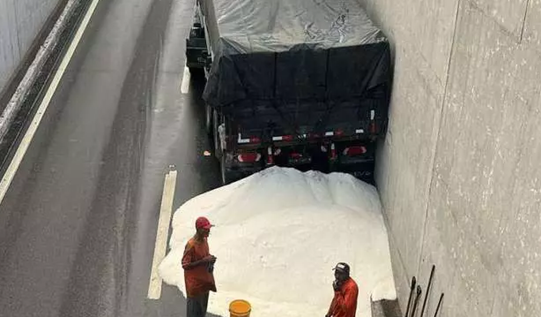 Tampa de carroceria de carreta abre e fertilizante fica espalhado por viaduto, em Maceió