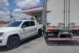 Vídeo. Colisão entre carro e caminhão baú é registrada em Arapiraca