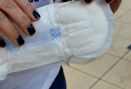 Alunas de baixa renda recebem kits de higiene, em ação de combate à pobreza menstrual