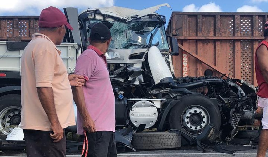 Vídeo. Colisão entre carretas deixa um ferido no interior de Alagoas