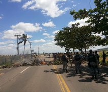 Moradores do Residencial do Agreste bloqueiam rodovia em protesto contra falta de água