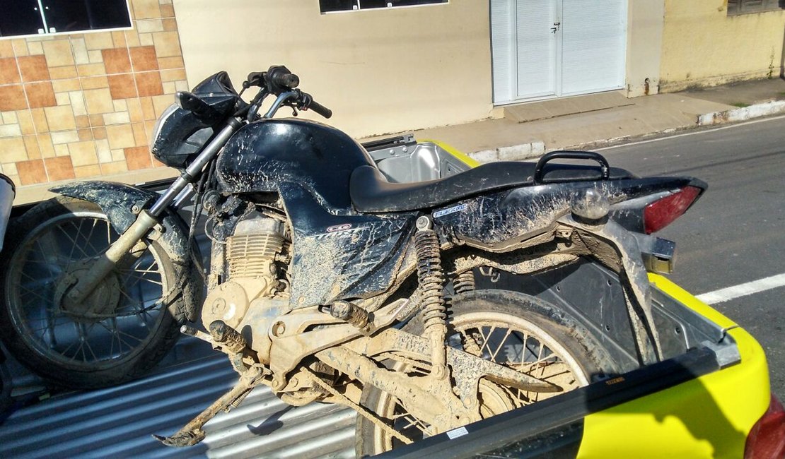 Polícia recupera motocicleta roubada em Atalaia; jovem é detido