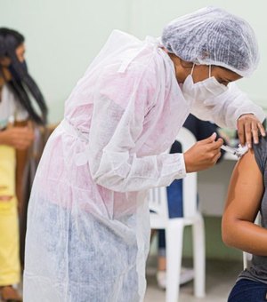 Vacinação de profissionais da Educação com mais de 40 anos inicia segunda em Arapiraca