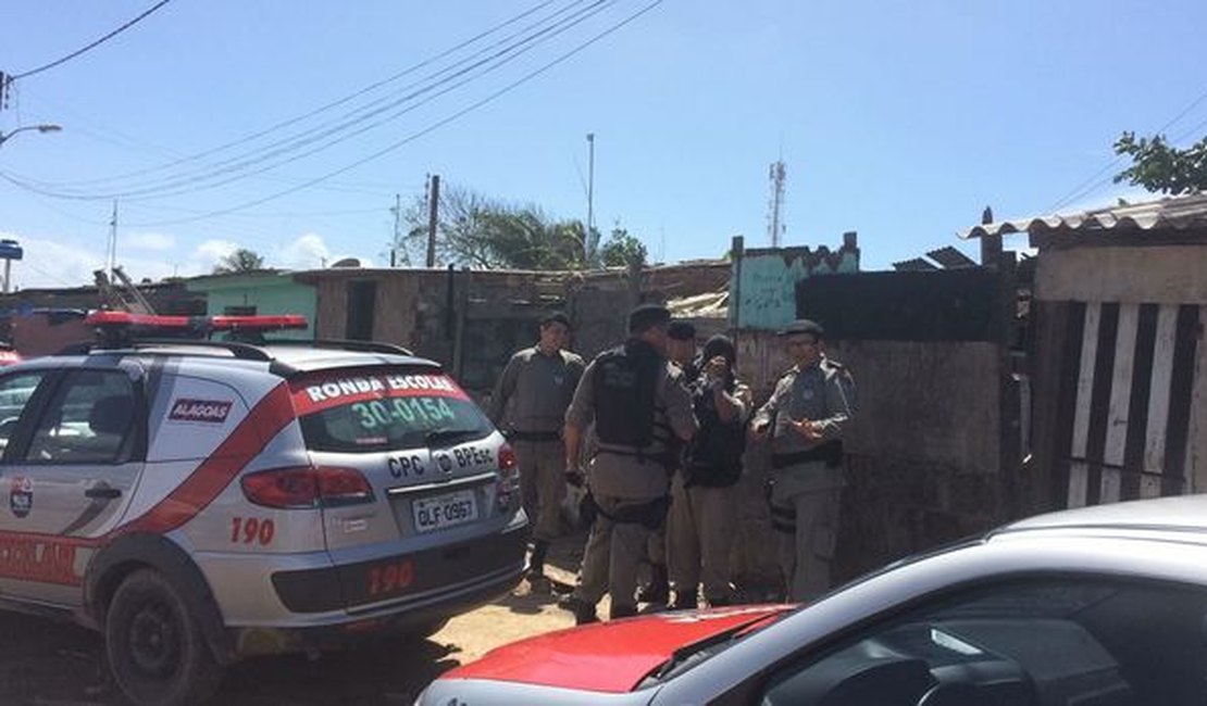 Operação policial cumpre mandados no bairro de Jacarecica, em Maceió