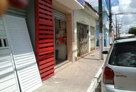 Assaltantes rendem funcionários e roubam vidraçaria em Arapiraca