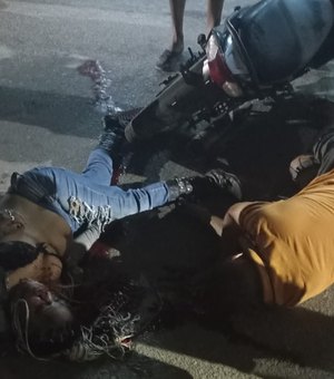 Casal fica gravemente ferido após colidir ciclomotor em veículo de passeio, em Arapiraca