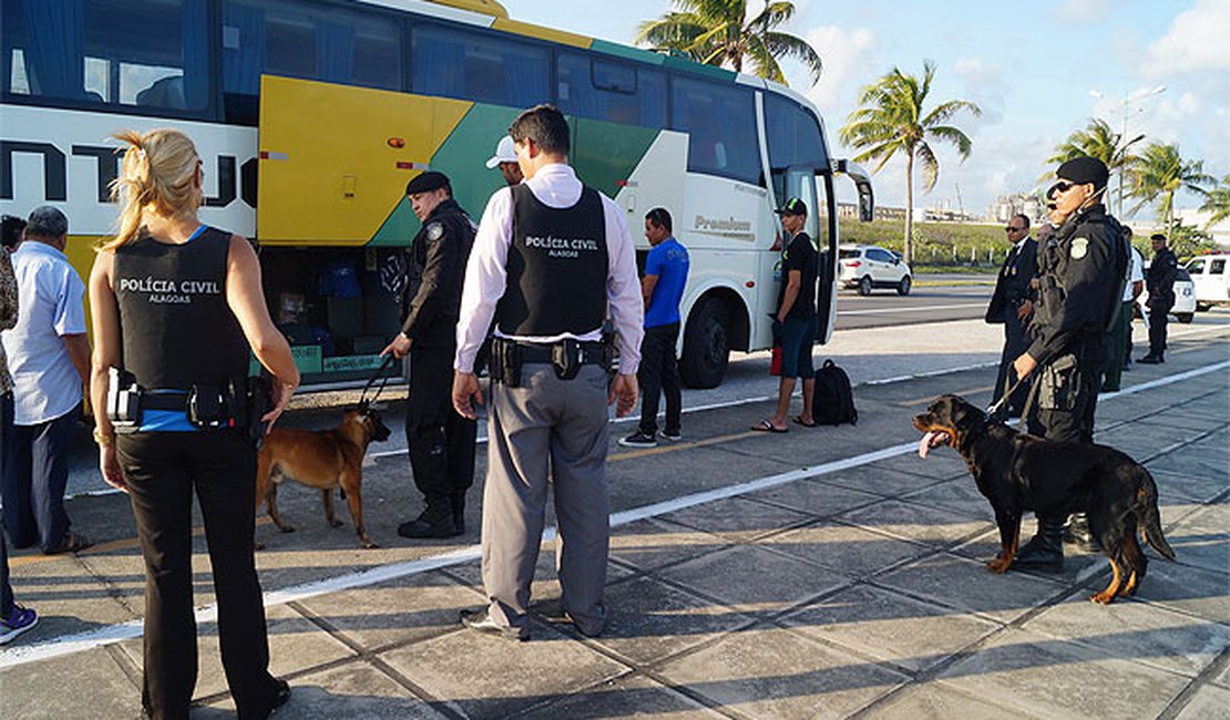 Polícia aborda e faz revista em ônibus interestaduais